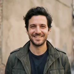 Andres, a courier who uses klaru